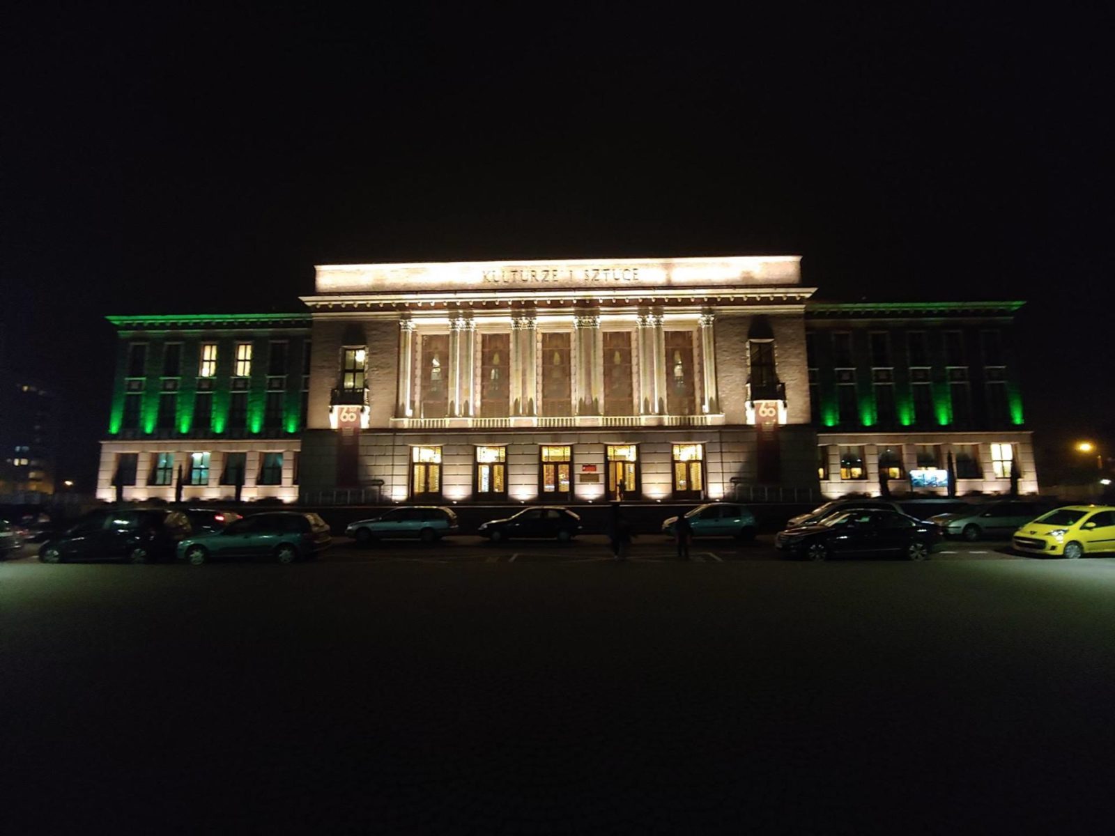 Pałac Kultury Zagłębia podświetlony na zielono